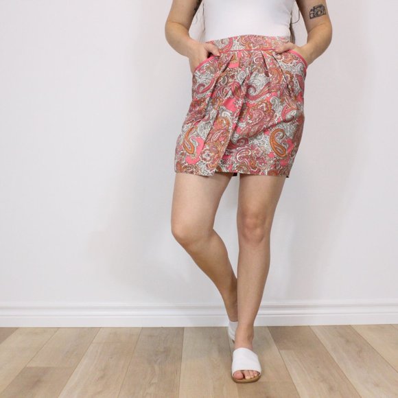 *H&M Mini Petal Hem Skirt - Picture 1 of 9